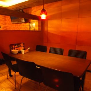 인원 당 조합 자유로운 테이블 석! 칸막이를 넣어 인실로 사용할 수 있습니다! 최대 25 명의 연회도 가능합니다!