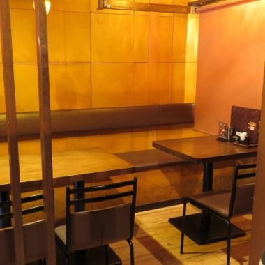 気軽に飲むならテーブル席もあります!!4名様～6名様くらいまでが丁度良いスペースです!!