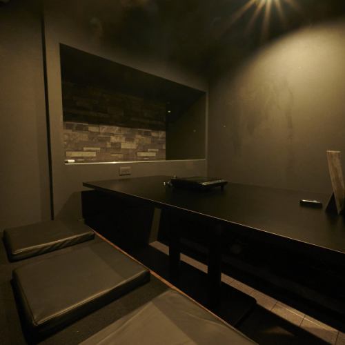 <p>ゆったりと足を伸ばしてお寛ぎいただける掘りごたつ席は、6名様までご利用可能なプライベート空間です◎黒を基調とした店内は、高級感あふれる落ち着いた雰囲気。大切な方とのお食事や女子会、少人数での宴会、接待などにもぴったりです。上質な空間で、こだわりのアグー豚料理を心ゆくまでお楽しみください。</p>