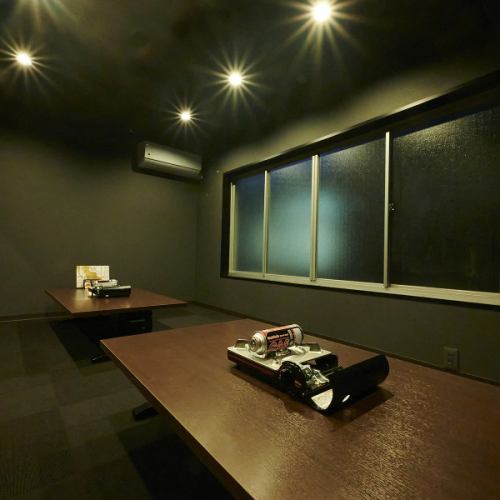 <p>6名様までご利用いただけるお座敷席を2卓ご用意。繋げることで最大15名様までの宴会にも対応可能で、広々とした空間で一体感のある時間を過ごせます。また、小さなお子様連れでのご利用も歓迎！周りを気にせず、ゆっくりとお食事をお楽しみください◎会社宴会や同窓会など、様々なシーンにご利用いただけます！</p>