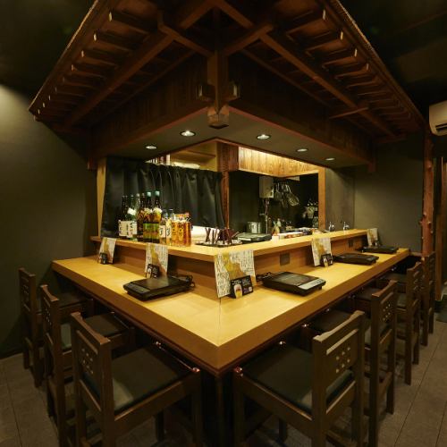 <p>お一人様やデートにもおすすめなカウンター席は7席、テーブル席は2名様用を1卓ご用意しています。お席で使われる食器も、内装に合わせて黒を基調とした高級感あふれるもので統一。細部にまでこだわった空間で、特別な時間をお過ごしいただけます。10名様以上で貸切も可能。事前にお電話にてお問い合わせください。</p>