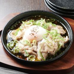 鉄板アグー豚の温玉出汁