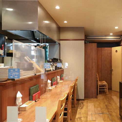 [Suitable for singles and dates] We have counter seats where you can enjoy a bar-like atmosphere! Recommended for when you want to have a drink alone or for a date ◎ You can sit shoulder-to-shoulder with your loved ones as you can eat together. It is also recommended when you want to have a leisurely conversation.