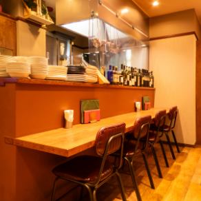 【お一人様&デートにも】バーのような雰囲気を味わえるカウンター席をご用意！お一人様でしっぽり飲みたい時や、デートにもオススメ◎肩を並べてお食事ができるので、大切なご友人とゆっくり語り合いたいときにもオススメです。