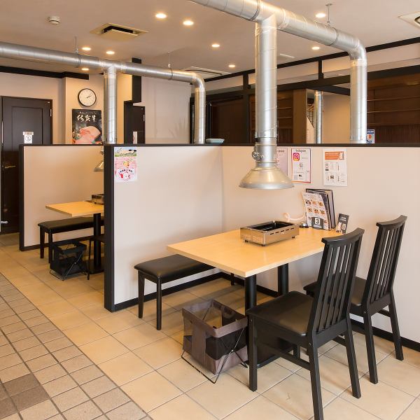 プライベートでも心地よく過ごせる工夫が施された店内は、カウンター席や少人数向けのテーブル席をご用意しており、デートや友人との食事に最適な空間です♪ダクト完備で煙を防ぐため、匂い移りの心配も少ないのがポイント!木の温もりが感じられる落ち着いた雰囲気が広がり、リラックスしたひとときを過ごせます◎