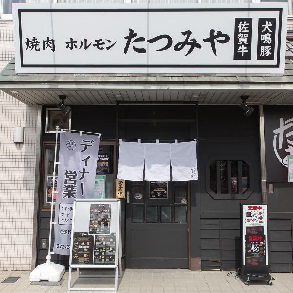 店内は落ち着きのある内装で、広々とした空間が特徴◎入口から続く開放的なつくりは、シンプルかつ清潔感を重視しています!アクセスしやすい立地で、世代を問わず利用できる親しみやすさが魅力です。匂いが付きにくいダクトや快適な設備を整え、長時間の食事でも安心して楽しめる環境をご提供しています☆