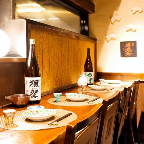 <p>1人でも気軽にご利用可能なカウンター席をご用意!もちろん2名様で並んでご利用することも可能です!当店自慢のカウンター席で美味しいお酒とお料理をご堪能ください。</p>