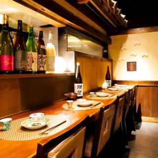 落ち着いた雰囲気が特徴のカウンター席！お酒を飲む事や料理を集中して味わうことが出来ます。1名様でのご利用も可能ですのでお気軽にご来店ください。
