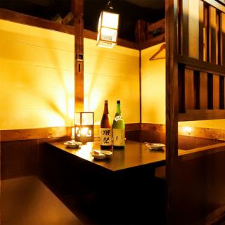 大人気のゆったりとくつろげるテーブル個室空間は、接待などのビジネスシーンはもちろん、デートや少人数の宴会にもご利用いただけます。週末は、家族連れで温かいひとときを満喫。カップルや女子会でも気軽に入れるような安心感があります。ゆっくりと厳選したドリンクと料理をお楽しみください。