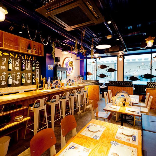 [Suitable for drinking parties ♪] If you want to eat, drink, and talk a lot, head to the table seats on the 2nd floor! The interior of the store, which has the image of a bar, has a stylish atmosphere based on black and blue.If you look around, you will find a lot of "swimming mackerel gracefully" ♪ It is an extraordinary space where you can feel the sea right there.There is also a stylish bench seat with a checkered pattern that allows you to sit comfortably.