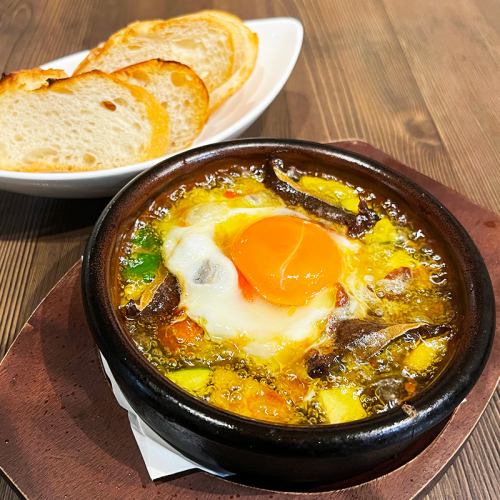 鸡蛋、heshiko 和蔬菜 ajillo（配长棍面包）