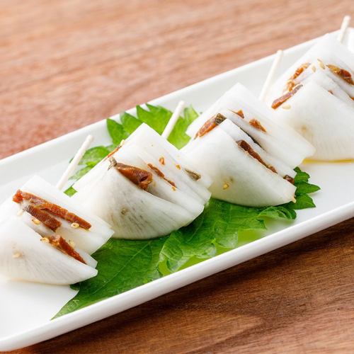 A snack made with layered daikon radish and heshiko