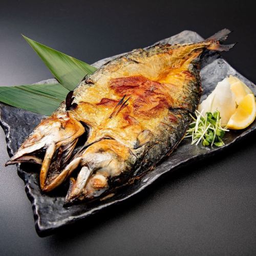 Grilled filleted mackerel with salt