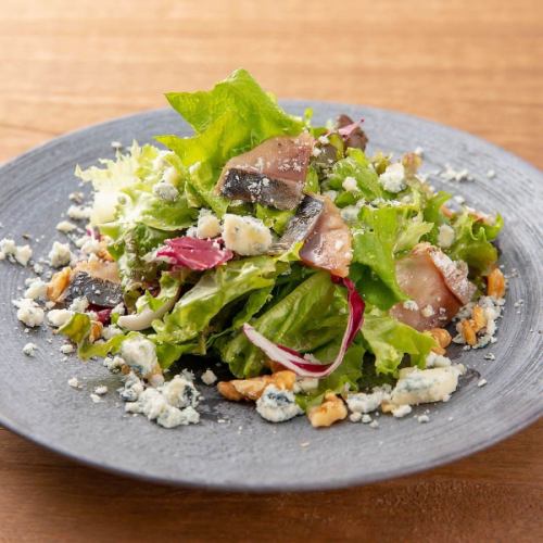 Smoked mackerel, gorgonzola and honey salad