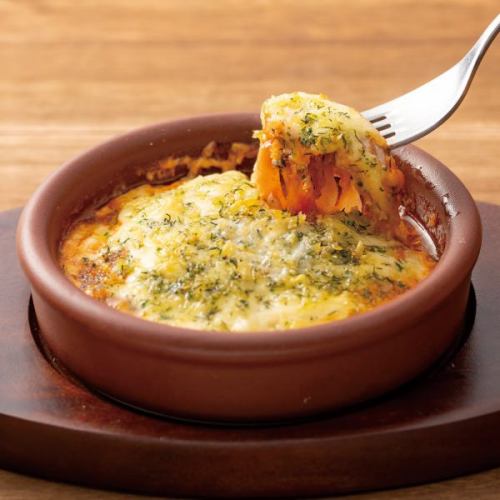 Mackerel and eggplant stewed in tomato sauce, baked with herb cheese