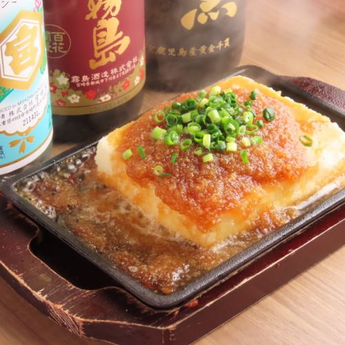 見た目も味も楽しめます！にんにくたっぷりの今勝名物【豆腐ステーキ】