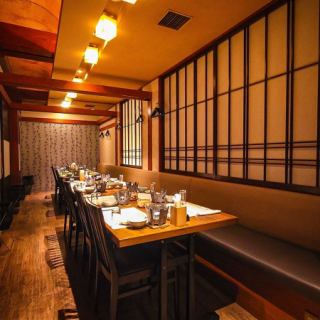木のぬくもりを感じる風雅なテーブル席で、旬の味覚をゆったりと堪能。美しい器に盛られた料理と、繊細な職人技が織りなす贅沢なひととき。落ち着いた和の趣の中、大切な人との語らいがさらに深まる空間。心地よい間接照明と静かに流れる時間が、特別な食事を彩ります。温もりある和の空間で、四季折々の味わいを。