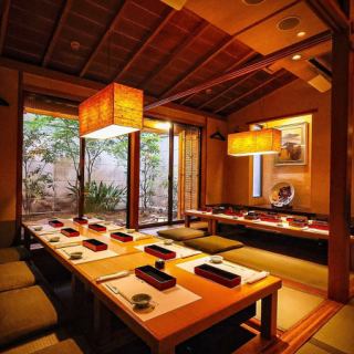 和の趣に満ちた座敷席で、季節の味覚に舌鼓。職人が丹精込めて仕立てる料理を、落ち着いた空間でじっくり楽しむ。大切な人との特別な時間を、和の美しさに包まれながら過ごす贅沢。