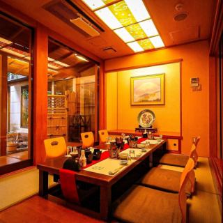 障子越しに柔らかく差し込む光、静けさに包まれた特別な個室。職人の技が光る逸品を、ゆったりと楽しむ贅沢なひととき。格式ある佇まいが、記念日やおもてなしの席をより格別なものへと導く。