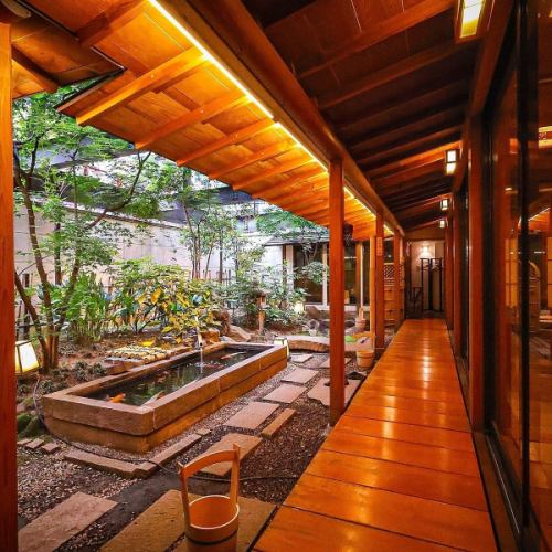 庭園を望む特別席。和の趣に癒されるひととき