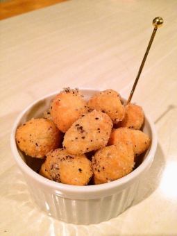 チーズとブラックペッパーのフライドニョッキ