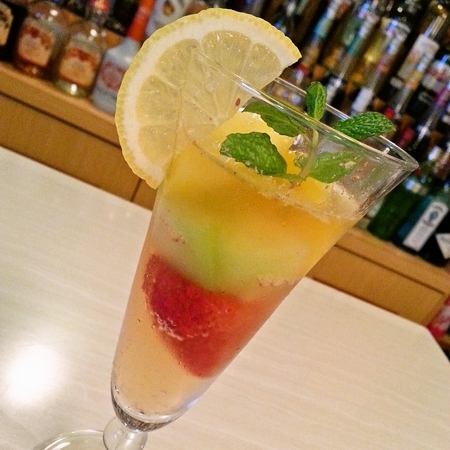 凍ったフルーツのオリジナルカクテル