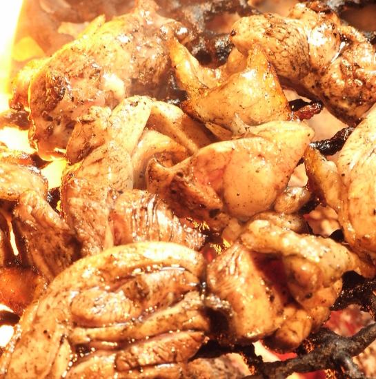 用最高等級的備長炭烤的地獄雞肉木炭充滿了鮮美的味道