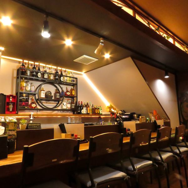 【おひとり様でも】おしゃれな店内にカウンター席を6席ご用意しました。おひとり様でも、カップルや二次会利用など少人数でのご利用にも最適です。喫煙もOK、お酒やお料理と共にゆっくりした時間をお過ごしください。