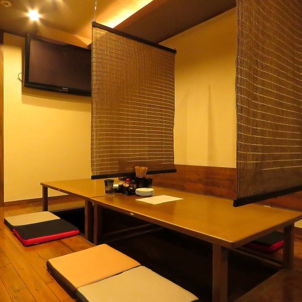 【ゆったりお座敷席】4名様でくつろげるお座敷席を3席ご用意。ゆったりと足をのばして、くつろいだお食事をお楽しみください。深夜2時まで営業中で、23時以降でもお食事OK。お仕事で遅くなった日や二次会にもどうぞ。
