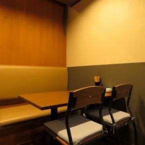 【テーブル4名×3席】テーブル席は4名用を3席ご用意いたしました。少人数のお食事や飲み会に、フィリピン料理や日本の居酒屋料理をバランスよくお楽しみいただけます。美味しい料理と楽しい雰囲気で、素敵なパーティーをどうぞ
