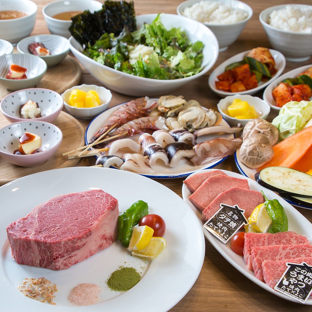 혼마치의 노포점 점주가 다루는 숯불의 본격 불고기를 즐겨 주세요!!데이트나 연회에 최적