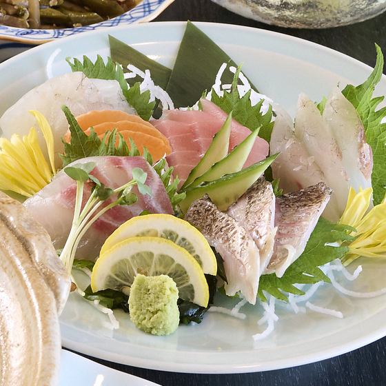 【日本酒と相性◎】市場から仕入れる旬の魚介を味わう「お刺身盛り合わせ」は絶品!