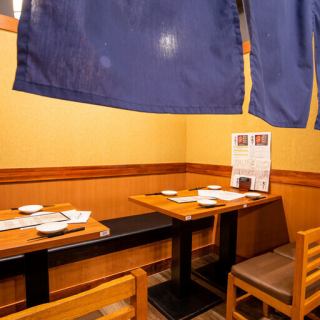 圧迫感を感じさせない、ちょうどいい半個室テーブル席です。
