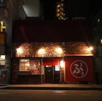 隠れ家的点心ダイニングで仕事終わりの1杯！おすすめの前菜は、特製のポテトサラダです。自家製のそぼろと濃厚な卵黄が絶妙に絡み合い、まろやかな味わいが楽しめます。お酒のお供にもぴったりで、まずはこれを味わってみてください。隠れ家的な雰囲気の中で、大切な人との特別な時間を過ごせる場所です。