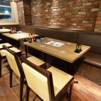 【宴会・パーティー】心地よい雰囲気に包まれており、リラックスしてお食事を楽しむことができます。多人数での集まりや2次会にも最適なスペース！飲み放題付きのコースも4000円(税込)からとリーズナブルです。ご予算や時間についても柔軟に対応しており、最大53名様までの宴会が可能なので、ぜひご相談ください。