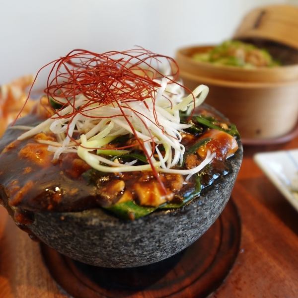 本格スパイスのふぅふぅオリジナル石焼麻婆豆腐  アツアツを最後まで楽しめるのが魅力の人気メニュー！