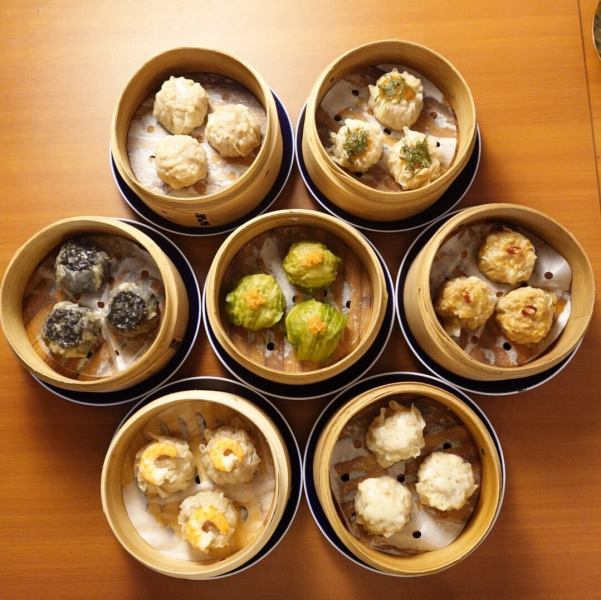 種類豊富な焼売♪海老ぷり焼売やブラック焼売、チーズin焼売などどれを選んでも満足感が得られます。ビールやお酒との相性も抜群で、友達とシェアするのもおすすめ。お持ち帰りやテイクアウトも対応しているので、家でもその味を楽しむことができます。