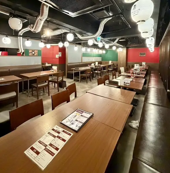 様々なシーンに合わせた利用ができます。会社の宴会や接待、家族でのお食事やお子様連れの方も安心して楽しめる雰囲気。料理は見た目も美しく、味わい深いものばかり。友人や同僚とワイワイ楽しむのも良し、大切な人との時間を過ごすのにもぴったりです。心温まるサービスと美味しい料理で、特別なひとときを演出します。