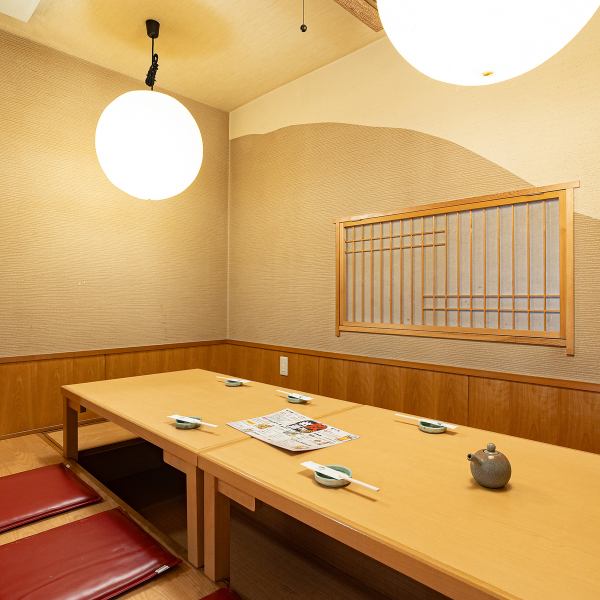 【個室ございます】接待、会社宴会、顔合わせなどのご家族のお祝い事にとても人気のお席となっております！木を基調とした明るい雰囲気の掘りごたつ個室は、人目を気にすることなくゆったりとお過ごしいただけます。シンプルながら温もりのある空間でお寛ぎください。終日禁煙となっておりますのでお子様連れにも安心！