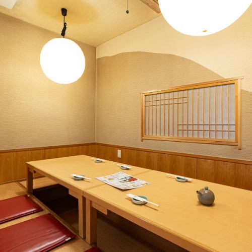 <p>【個室ございます】接待、会社宴会、顔合わせなどのご家族のお祝い事にとても人気のお席となっております！木を基調とした明るい雰囲気の掘りごたつ個室は、人目を気にすることなくゆったりとお過ごしいただけます。シンプルながら温もりのある空間でお寛ぎください。終日禁煙となっておりますのでお子様連れにも安心！</p>