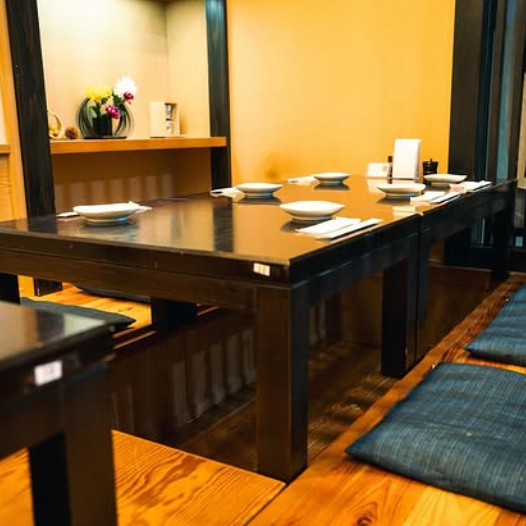靴を脱いで足を伸ばせる掘りごたつ席をご用意しております。お仕事仲間や家族、友人とゆっくりお食事をお楽しみいただけます♪疲れた体を休めながら、自慢のうどんや一品料理に舌鼓を打つのはいかがでしょうか。会社帰りの一杯や大切な人との会食など、様々なシーンでご利用いただけます♪