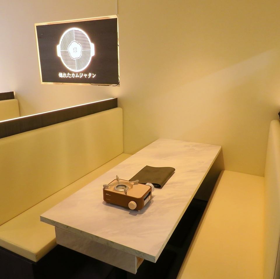 The interior of the store is stylish and calm, with a white base.
