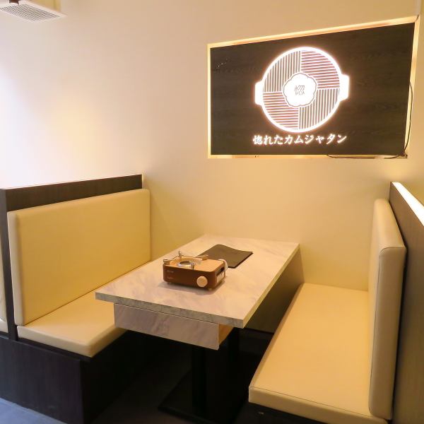 [Box seats where you can dine comfortably] The interior of the restaurant has a clean feel, with a white base.Each seat is in a box, making this restaurant perfect for private meals.Please feel free to use our restaurant for dining with friends or colleagues, or for entertaining clients.
