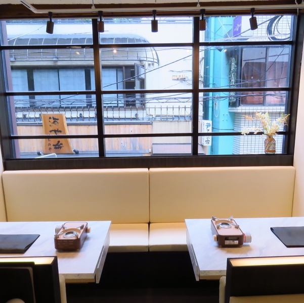 [Table seating for up to 10 people] We also have table seating available for small banquets.The seats are for four people each and can be connected to accommodate a maximum of 10 people.