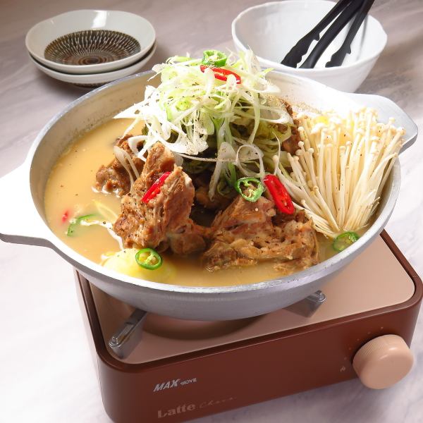[White Gamjatang] A rich soup that even those who don't like spicy food can enjoy.