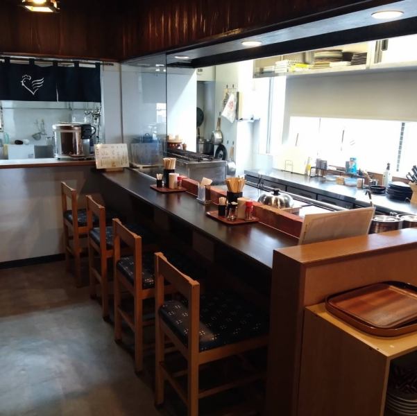 当店のオープンカウンターでは、シェフが目の前で料理を仕上げる臨場感を楽しめます。新鮮な食材が次々と調理される様子を見ながら、心躍るひとときをお過ごしください。カウンター越しにシェフとの会話を楽しむことで、料理の魅力やこだわりを直接聞くことができ、より深い味わいを感じられます！！