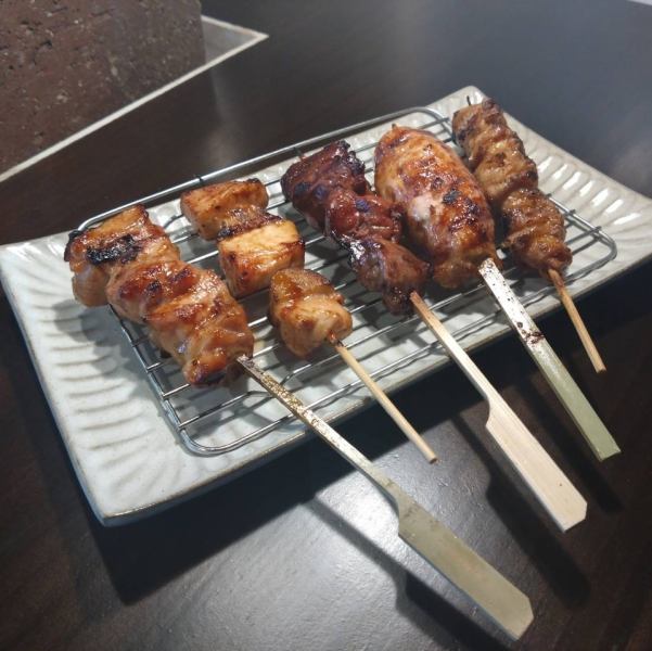 「串焼きの極み、炭火の香りで楽しむ特製5本盛り！」