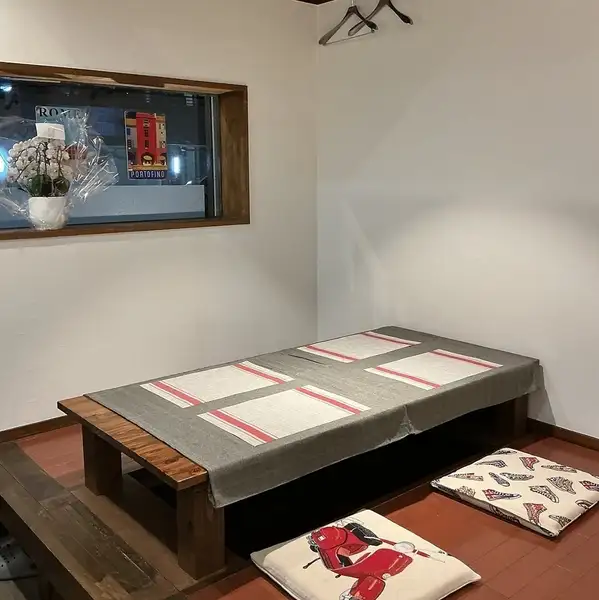 店内にはゆったりと足を伸ばしてくつろげるお座敷席をご用意しております。木の温もりが感じられる落ち着いた和の空間は、少人数でのお食事やご友人との飲み会など様々なシーンにぴったりです。周囲を気にすることなくリラックスしながら、当店自慢の美味しいイタリアンと種類豊富なお酒を心ゆくまでお楽しみいただけます。