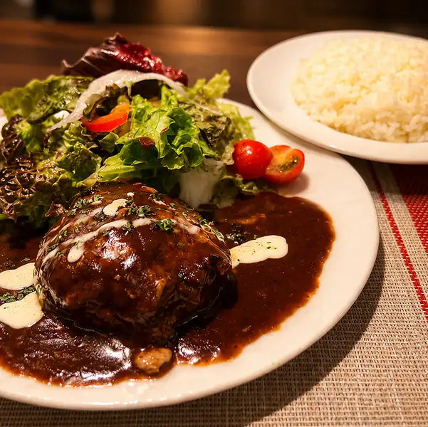 【大満足の逸品】ライス付きでボリューム満点◎自慢のシェフのご褒美ハンバーグプレートをご堪能あれ♪