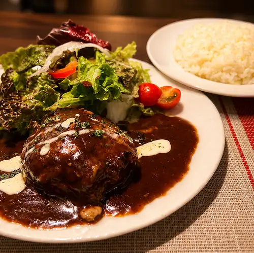 【大満足の逸品】ライス付きでボリューム満点◎自慢のシェフのご褒美ハンバーグプレートをご堪能あれ♪